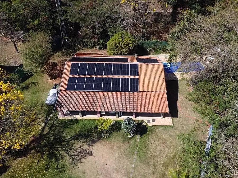 Vista aérea de casa com painéis solares instalados pela Automatiza.
