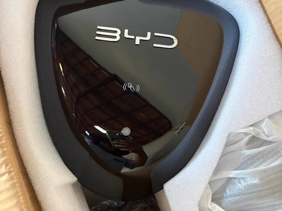 Carregador para carro elétrico BYD pronto para instalação.