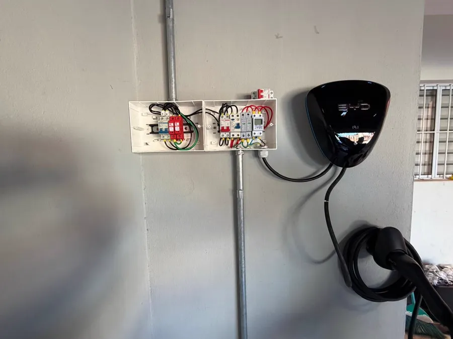 Carregador para carro elétrico instalado em parede, feito pela Automatiza.