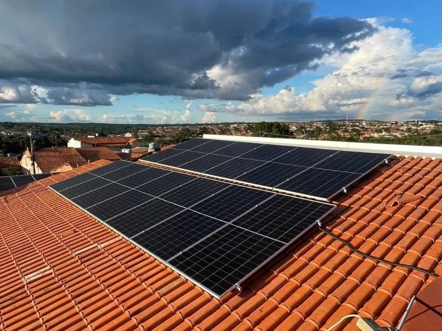 Painéis solares instalados em telhado, obra entregue pela Automatiza.